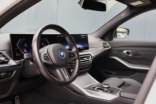BMW 3-SERIE Touring 320e | M Sport LCI | Leer / Alcantara | Trekhaak afn. | Live Cockpit Plus | DAB+ | Stoelverwarming | M-Pakket
