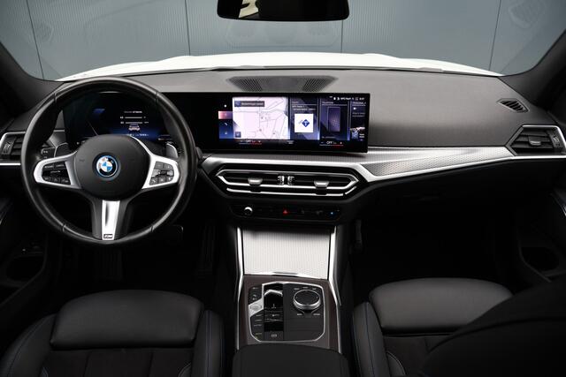 BMW 3-SERIE Touring 320e | M Sport LCI | Leer / Alcantara | Trekhaak afn. | Live Cockpit Plus | DAB+ | Stoelverwarming | M-Pakket