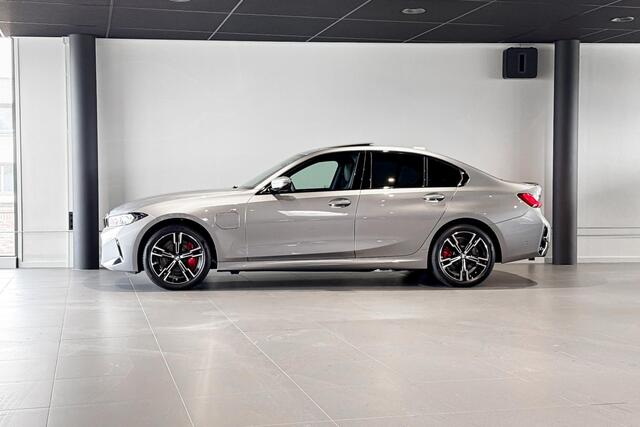 BMW 3-SERIE Sedan 330e | M Sport Pro | Glazen schuif-/kanteldak | Stoelverwarming | Comfort Access |