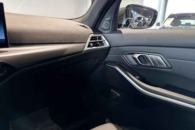 BMW 3-SERIE Sedan 330e | M Sport Pro | Glazen schuif-/kanteldak | Stoelverwarming | Comfort Access |