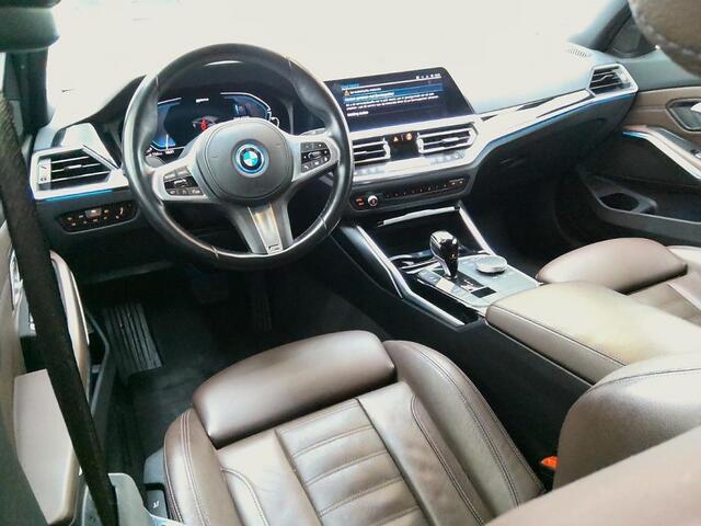 BMW 3-SERIE Touring 320e xDrive Business Edition Plus 1e-Eig. & Dealer-Onderh. BOVAG-Garantie. NL-Auto.