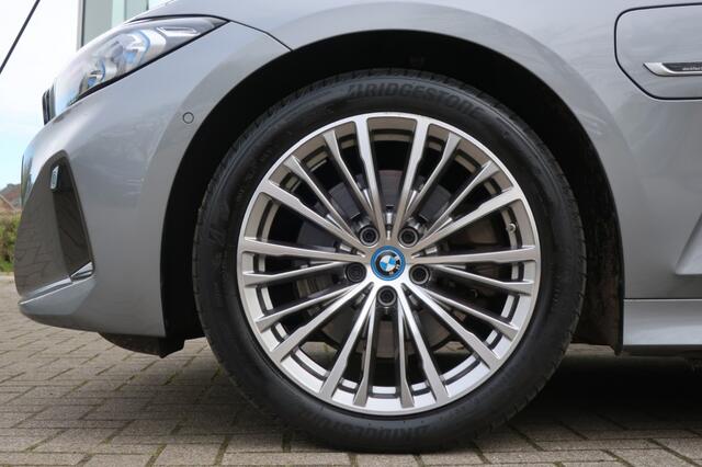 BMW 3-SERIE 320E FACELIFT, Trekhaak, Panorama/ Schuifdak, Head Up Display, etc.