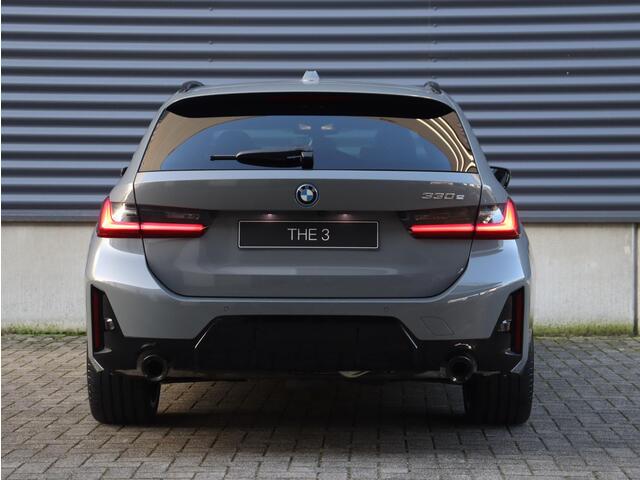 BMW 3-SERIE Touring 330e | M sportpakket Pro | Individual Lak | Innovation Pack | Panodak | Head-Up | Trekhaak | Driving Assistant Prof. | Harman Kardon | Parking Assistant Plus | 19'' LMV