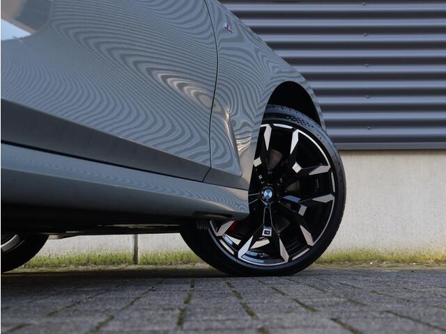 BMW 3-SERIE Touring 330e | M sportpakket Pro | Individual Lak | Innovation Pack | Panodak | Head-Up | Trekhaak | Driving Assistant Prof. | Harman Kardon | Parking Assistant Plus | 19'' LMV