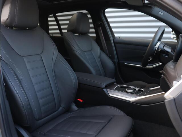 BMW 3-SERIE Touring 330e | M sportpakket Pro | Individual Lak | Innovation Pack | Panodak | Head-Up | Trekhaak | Driving Assistant Prof. | Harman Kardon | Parking Assistant Plus | 19'' LMV