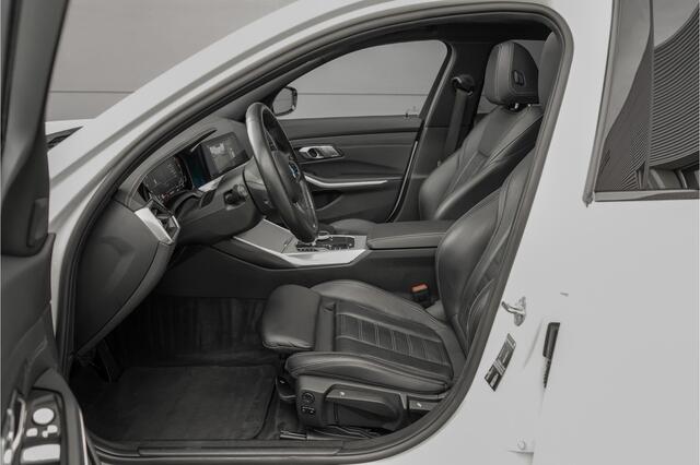 BMW 3-SERIE Touring 330i High Executive Pano HUD ACC Trekhaak Stoel & Stuurverw