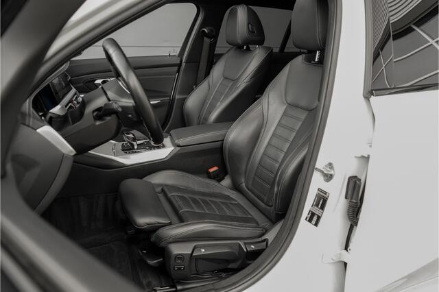 BMW 3-SERIE Touring 330i High Executive Pano HUD ACC Trekhaak Stoel & Stuurverw