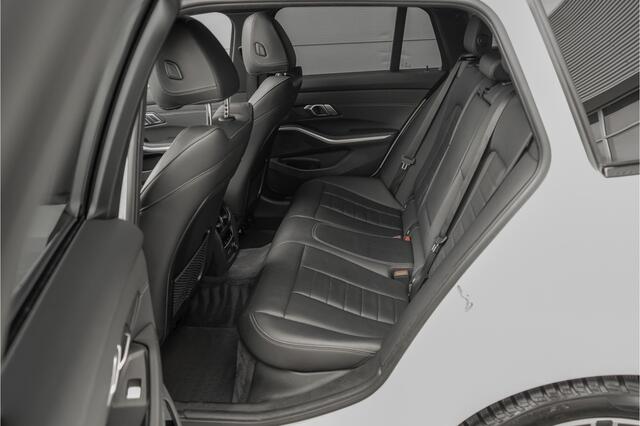 BMW 3-SERIE Touring 330i High Executive Pano HUD ACC Trekhaak Stoel & Stuurverw