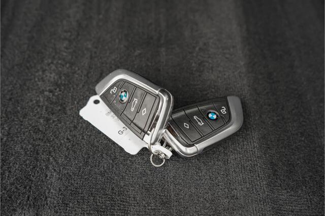 BMW 3-SERIE Touring 330i High Executive Pano HUD ACC Trekhaak Stoel & Stuurverw