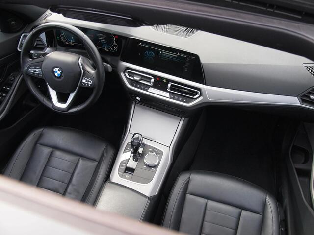 BMW 3-SERIE 330e | Panoramadak | Harman Kardon | Apple Carplay | Leer | 19 Inch |