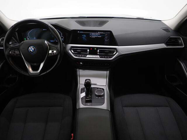 BMW 3-SERIE Touring 320e Shadow Line | Trekhaak | Adaptive Cruise | Memory | Stoelverwarming | PDC | Dodehoek | Carplay