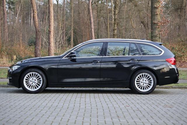 BMW 3-SERIE Touring 318i Luxury Edition AUT | Org. NL | Leder | Navi Pro | LED | Stoelverwarming | Clima | PDC v+a | Alarm kl.3 | Etc.