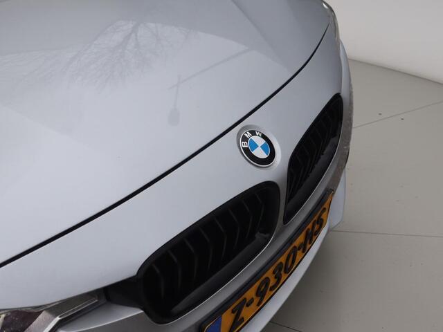 BMW 3-SERIE Touring 320i Luxury Edition | Clima | Cruise | Leder | Multimedia/Navi | Stoelverwarming | PDC |