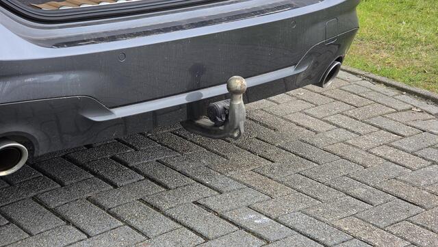 BMW 3-SERIE Touring 330i High Executive | Automaat | Pano | Leder | Stoelverwarming | PDC | Camera | Trekhaak |