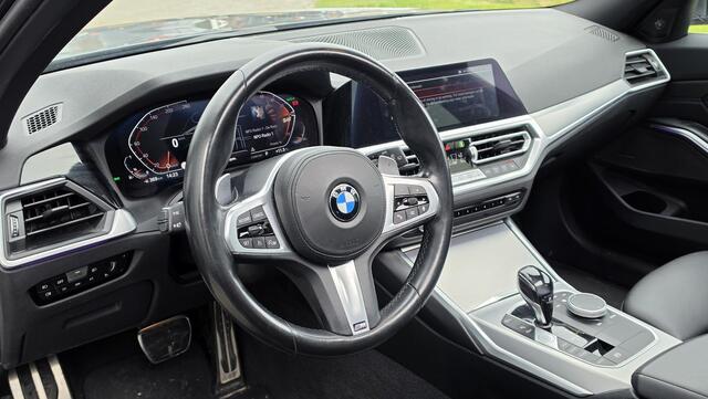 BMW 3-SERIE Touring 330i High Executive | Automaat | Pano | Leder | Stoelverwarming | PDC | Camera | Trekhaak |