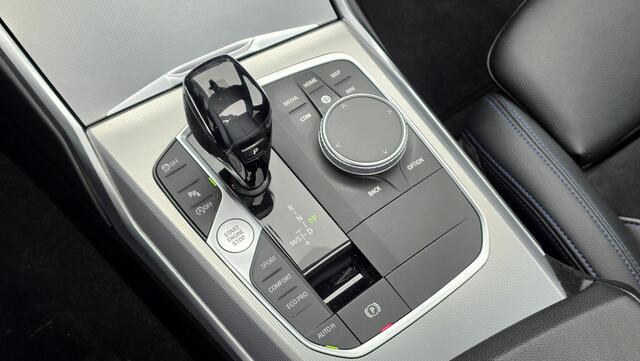 BMW 3-SERIE Touring 330i High Executive | Automaat | Pano | Leder | Stoelverwarming | PDC | Camera | Trekhaak |