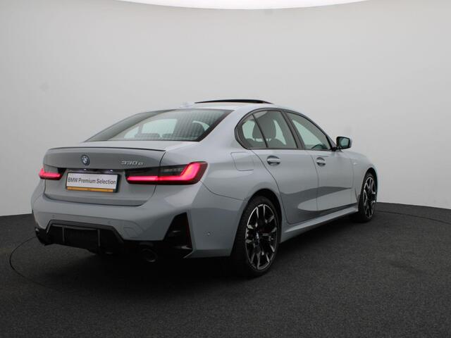BMW 3-SERIE Sedan 330e M Sportpakket Pro | Innovation Pack | Comfort Pack | Trekhaak | Schuifdak | Driving Assistant | Parking Assistant Plus | 19''