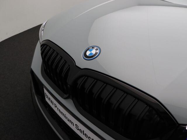 BMW 3-SERIE Sedan 330e M Sportpakket Pro | Innovation Pack | Comfort Pack | Trekhaak | Schuifdak | Driving Assistant | Parking Assistant Plus | 19''