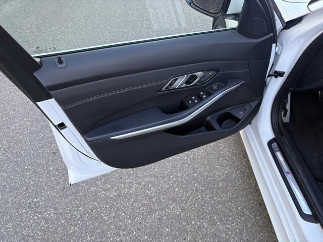 BMW 3-SERIE Touring 330i xDrive High Executive / AUTOMAAT / M-PAKKET / LEER / NAVI / CRUISE / 119dkm!