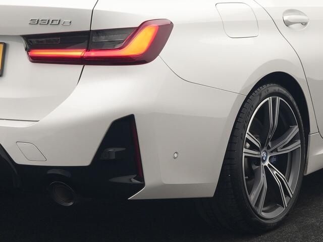 BMW 3-SERIE Touring 330e M Sport PHEV 293pk Dealer O.H. NIEUW MODEL | Adaptive Cruise | Head Up | Camera | Lederen Competition Stoelen Memory & Verwarmd | Sfeerverlichting | Stuur Verwarmd | Keyless | Blis | Apple Carplay | Plug In Hybrid |