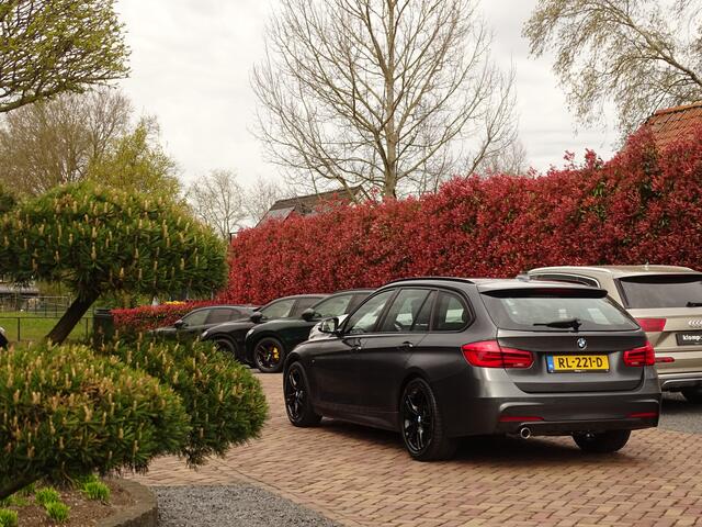 BMW 3-SERIE Touring 318i Executive M-Sport | All-Black | Or.NL- NAP