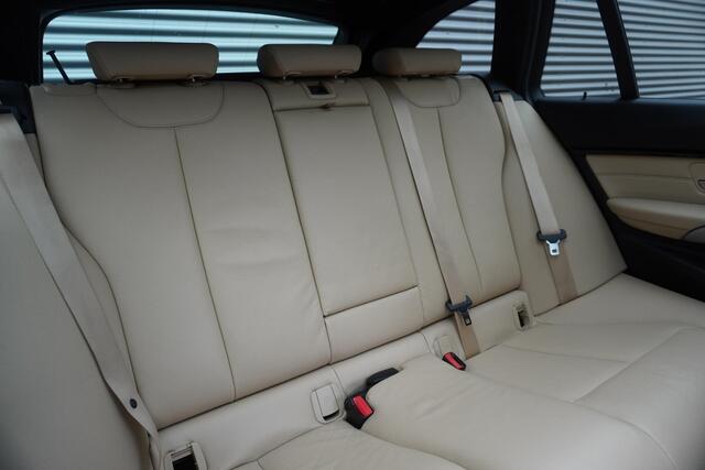 BMW 3-SERIE Touring 320i Executive | Glazen panoramadak | BMW Head-Up Display | Harman Kardon Surround Sound Systeem | Extra getint glas achter