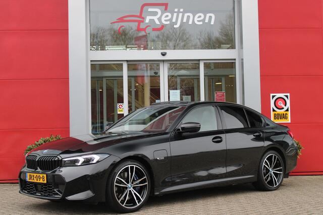 BMW 3-SERIE 330e 292PK xDRIVE | PANORAMISCH SCHUIF/KANTEL DAK | M-SPORT PRO-PAKKET | M-SPORT REMMEN UITGEVOERD IN DONKERBLAUW MET M LOGO | BMW LIVE COCKPIT PROFESSIONAL | CURVED DISPLAY |DRIVING ASSISTANT INCL. HEAD-UP DISPLAY | PARKING ASSIST INCL. ACHTERUITRIJCAMER