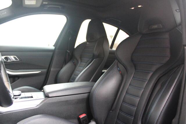 BMW 3-SERIE 330e 292PK xDRIVE | PANORAMISCH SCHUIF/KANTEL DAK | M-SPORT PRO-PAKKET | M-SPORT REMMEN UITGEVOERD IN DONKERBLAUW MET M LOGO | BMW LIVE COCKPIT PROFESSIONAL | CURVED DISPLAY |DRIVING ASSISTANT INCL. HEAD-UP DISPLAY | PARKING ASSIST INCL. ACHTERUITRIJCAMER