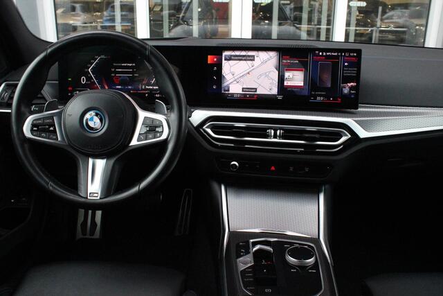 BMW 3-SERIE 330e 292PK xDRIVE | PANORAMISCH SCHUIF/KANTEL DAK | M-SPORT PRO-PAKKET | M-SPORT REMMEN UITGEVOERD IN DONKERBLAUW MET M LOGO | BMW LIVE COCKPIT PROFESSIONAL | CURVED DISPLAY |DRIVING ASSISTANT INCL. HEAD-UP DISPLAY | PARKING ASSIST INCL. ACHTERUITRIJCAMER