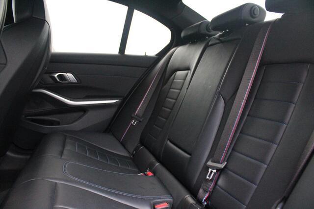 BMW 3-SERIE 330e 292PK xDRIVE | PANORAMISCH SCHUIF/KANTEL DAK | M-SPORT PRO-PAKKET | M-SPORT REMMEN UITGEVOERD IN DONKERBLAUW MET M LOGO | BMW LIVE COCKPIT PROFESSIONAL | CURVED DISPLAY |DRIVING ASSISTANT INCL. HEAD-UP DISPLAY | PARKING ASSIST INCL. ACHTERUITRIJCAMER