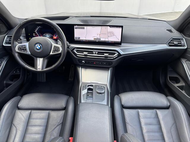 BMW 3-SERIE Touring 330e xDrive M-Sport Plug-in PHEV Shadow Line / Wide Screen / 1500kg Trekgewicht / M-pakket / Panorama dak / Parkeerassistent-pakket / 18" breedset LM wielen / Elektrische achterklep / Elektrische Stoelen / HUD / Apple Carplay/Android /