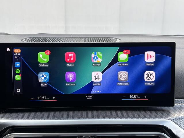 BMW 3-SERIE Touring 330e xDrive M-Sport Plug-in PHEV Shadow Line / Wide Screen / 1500kg Trekgewicht / M-pakket / Panorama dak / Parkeerassistent-pakket / 18" breedset LM wielen / Elektrische achterklep / Elektrische Stoelen / HUD / Apple Carplay/Android /