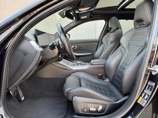 BMW 3-SERIE Touring 330e xDrive M-Sport Plug-in PHEV Shadow Line / Wide Screen / 1500kg Trekgewicht / M-pakket / Panorama dak / Parkeerassistent-pakket / 18" breedset LM wielen / Elektrische achterklep / Elektrische Stoelen / HUD / Apple Carplay/Android /