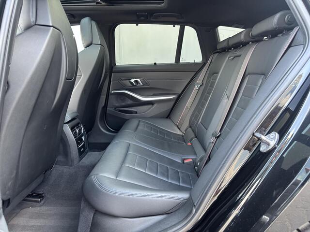 BMW 3-SERIE Touring 330e xDrive M-Sport Plug-in PHEV Shadow Line / Wide Screen / 1500kg Trekgewicht / M-pakket / Panorama dak / Parkeerassistent-pakket / 18" breedset LM wielen / Elektrische achterklep / Elektrische Stoelen / HUD / Apple Carplay/Android /