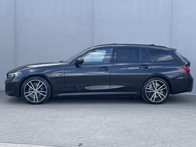 BMW 3-SERIE Touring 330e xDrive M-Sport Plug-in PHEV Shadow Line / Wide Screen / 1500kg Trekgewicht / M-pakket / Panorama dak / Parkeerassistent-pakket / 18" breedset LM wielen / Elektrische achterklep / Elektrische Stoelen / HUD / Apple Carplay/Android /