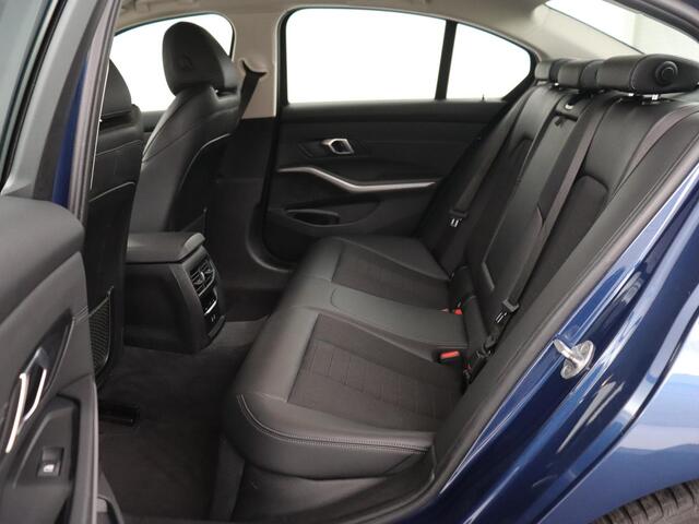 BMW 3-SERIE 320i Executive Edition | Sportstoelen | Carplay | Live Cockpit | Half leder | Navigatie | Full LED | Climate control | Parkeerhulp | Cruise control | Bluetooth