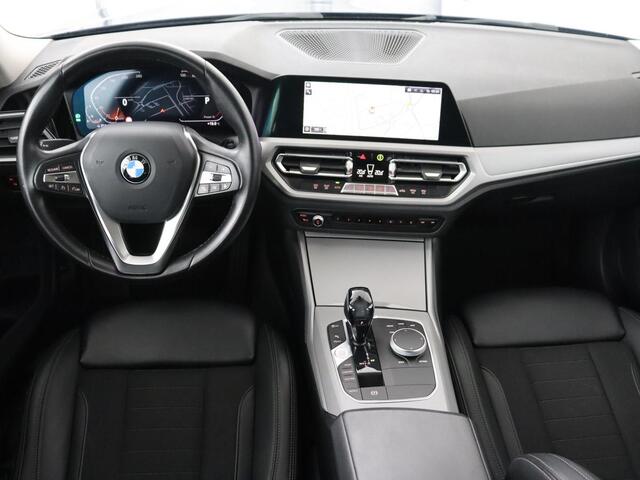 BMW 3-SERIE 320i Executive Edition | Sportstoelen | Carplay | Live Cockpit | Half leder | Navigatie | Full LED | Climate control | Parkeerhulp | Cruise control | Bluetooth