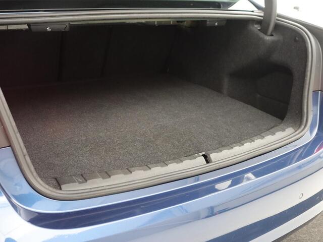 BMW 3-SERIE 320i Executive Edition | Sportstoelen | Carplay | Live Cockpit | Half leder | Navigatie | Full LED | Climate control | Parkeerhulp | Cruise control | Bluetooth