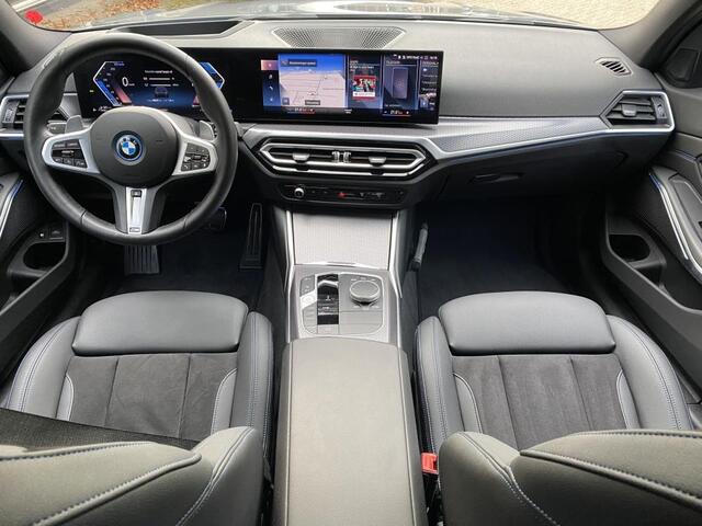 BMW 3-SERIE Touring 320e / M-pakket / Stuur + stoelverwarming / Elek Trekhaak