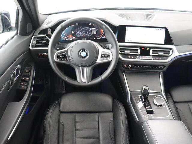 BMW 3-SERIE 318i Luxury Line | Sportstoelen | Leder | Carplay | Live Cockpit | Sfeerverlichting | Trekhaak | Parkeerhulp | Climate control | Full LED | Cruise control | Bluetooth