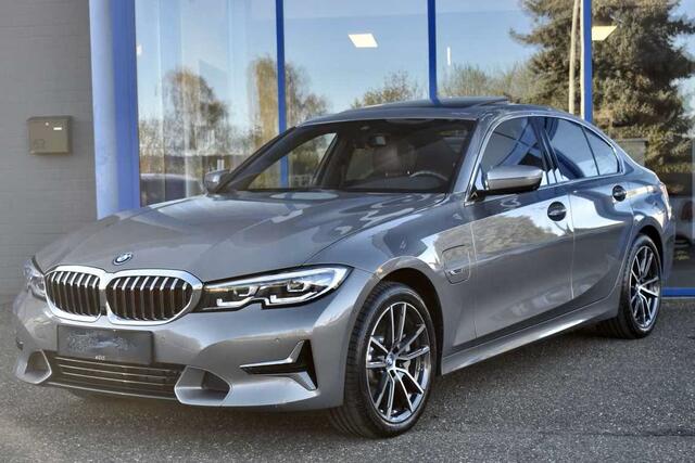 BMW 3-SERIE 330e xDrive LUXURY ** LED, TARTUFO LEDER, TREKH, HuD, SCHUIF/KANTEL, HuD, MEM, 18-inch ** 1e EIG - UNFALLFREI ** ** INFORMEER OOK NAAR ONZE AANTREKKELIJKE FINANCIAL-LEASE TARIEVEN **