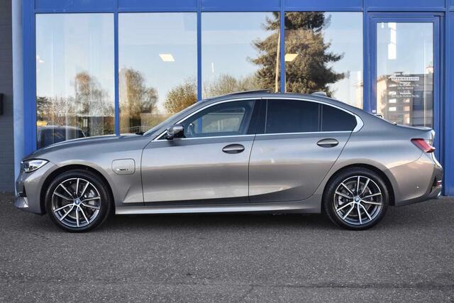 BMW 3-SERIE 330e xDrive LUXURY ** LED, TARTUFO LEDER, TREKH, HuD, SCHUIF/KANTEL, HuD, MEM, 18-inch ** 1e EIG - UNFALLFREI ** ** INFORMEER OOK NAAR ONZE AANTREKKELIJKE FINANCIAL-LEASE TARIEVEN **
