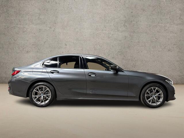 BMW 3-SERIE 318i Sport Line 156Pk Automaat (VIRTUAL COCKPIT, DEALER ONDERHOUDEN, GROOT NAVI, LEDER, ZWART HEMEL, SPORTSTOELEN, GETINT GLAS, SFEERVERLICHTING, PARKEERSENSOREN, NIEUWE APK, NIEUWSTAAT)