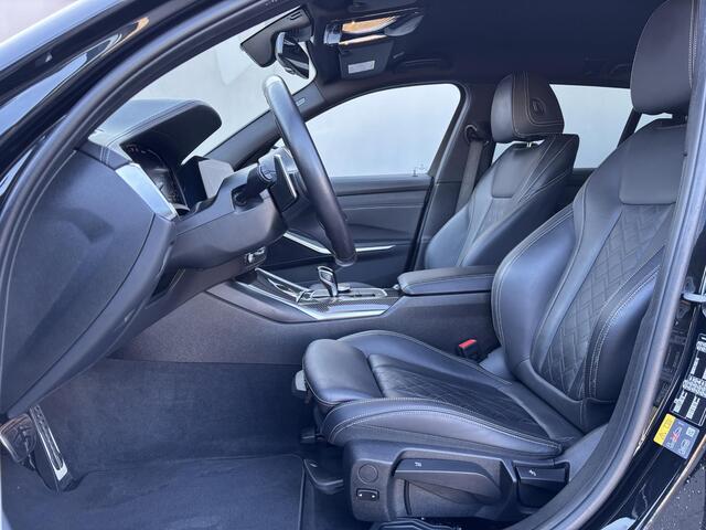 BMW 3-SERIE Touring 330e M-SPORT / PHEV / HUD / Adaptieve Cruise / Virtual Cockpit / Elektr. Klep / Stoel Verwarming / Lederen Bekleding / Apple Carplay & Android Auto / Dodehoek Detectie /