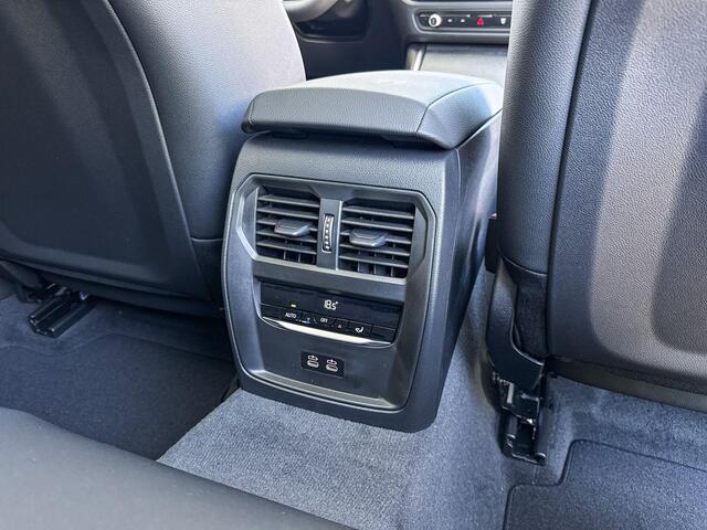 BMW 3-SERIE Touring 330e Trekhaak Elektrisch / Schuifdak / Hifi Audio / Getinte Ramen / M-Sport Pro / 19"