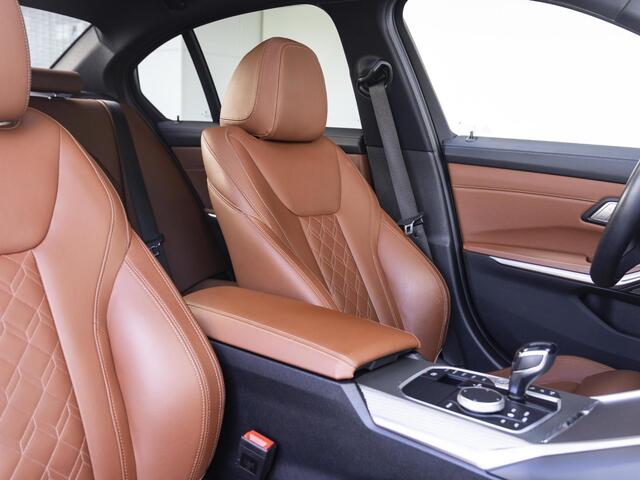 BMW 3-SERIE Sedan 330e | High Executive | M Sportpakket | Stuurwielrand Verwarmd | Comfort Access | Schuifdak | Elektrisch Verstelbare Sportstoelen | Driving Assistant Professional | Head-Up Display | Harman Kardon | 19''
