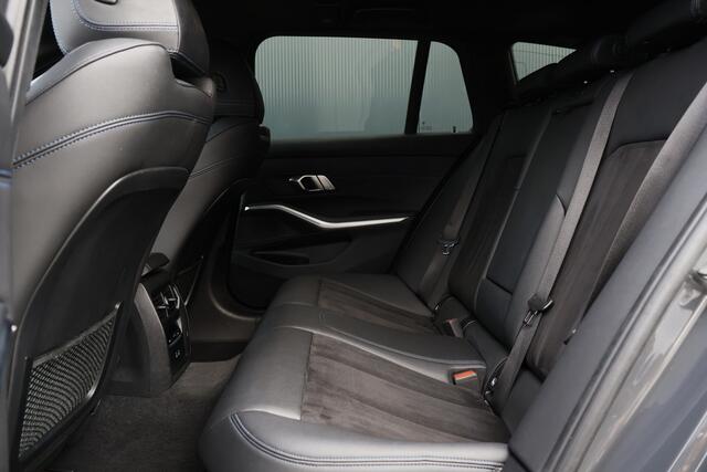 BMW 3-SERIE Touring 320e | M Sport LCI | Dravitgrau | Leer / Alcantara | Trekhaak afn. | 19 Inch | Stoelverwarming | Live Cockpit Plus | M-Pakket