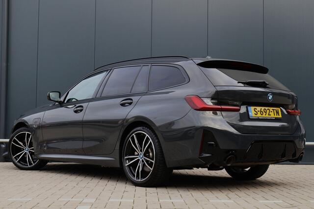 BMW 3-SERIE Touring 320e | M Sport LCI | Dravitgrau | Leer / Alcantara | Trekhaak afn. | 19 Inch | Stoelverwarming | Live Cockpit Plus | M-Pakket