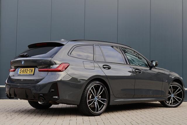 BMW 3-SERIE Touring 320e | M Sport LCI | Dravitgrau | Leer / Alcantara | Trekhaak afn. | 19 Inch | Stoelverwarming | Live Cockpit Plus | M-Pakket