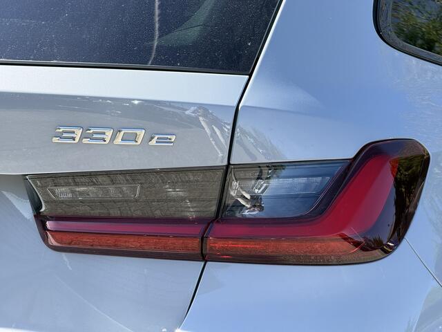 BMW 3-SERIE Touring 330e | M-Sport Pro | Panorama | Camera | Getint Glas | HiFi